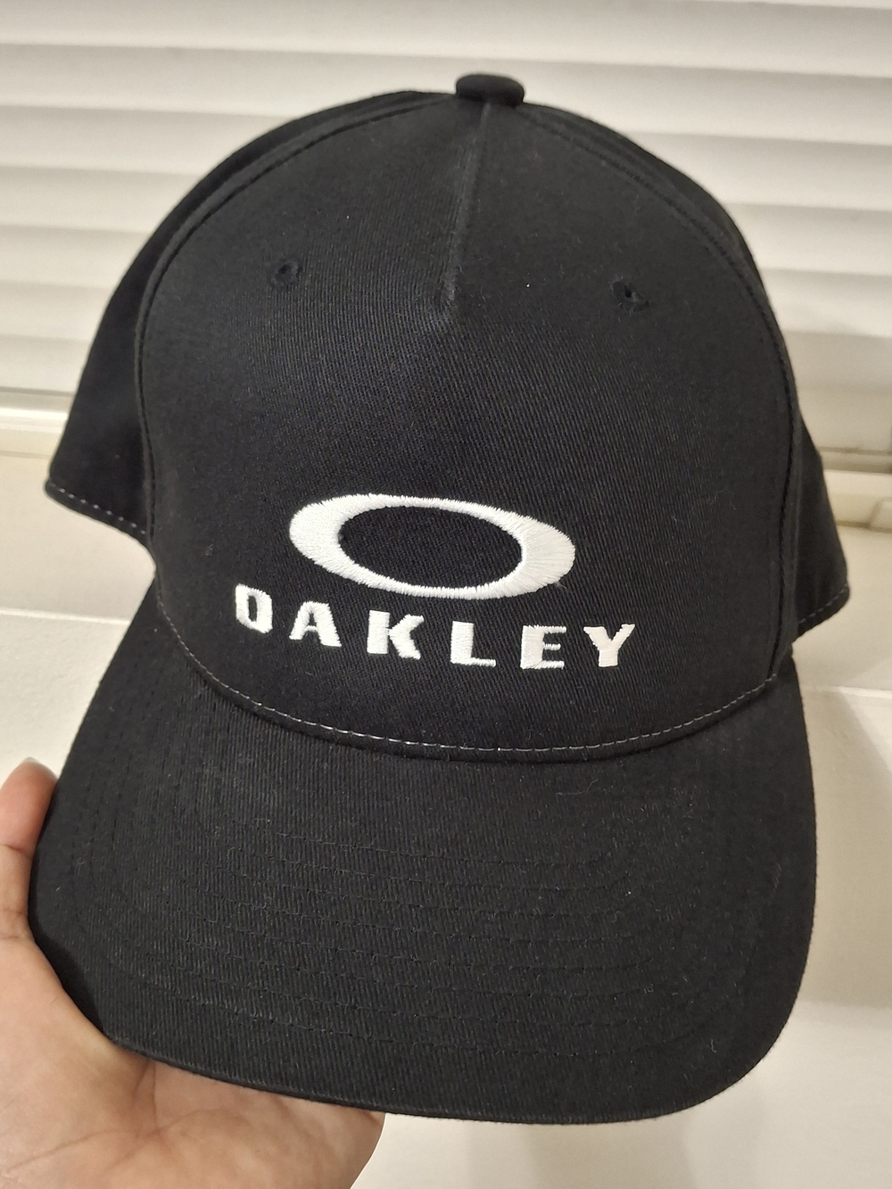 Oakley Black & White Embroidered Logo Snapback Baseball Cap Flexfit 110